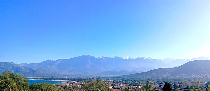 20 degrés ce 27 decembre et grand ciel bleu avec la mer et....des vagues : superbe décor calvais (Bernard Lorriaux)