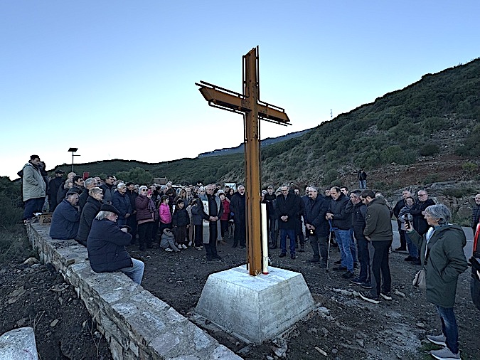 La croix a été benie par le Père Christophe Boccheciampe en présence d'une foule nombreuse.
