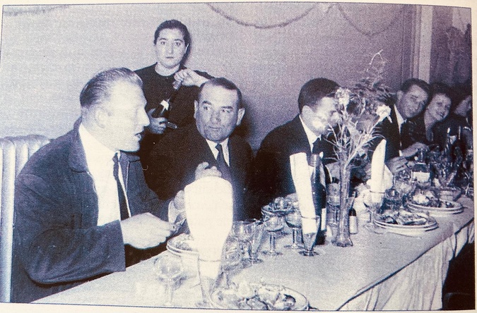 Ici, c'est au "Beau Rivage" établissement fort couru de Toga tenu par l'inoubliable François Natali (au centre de la photo), une force de la nature qui a fait les beaux jours du Sporting qui était un docker comme il n'en existe plus sur le port de Bastia et qui s'était illustré lors de l'effondrement tragique du Palais de Justice, que se déroulait le bal di u trent'unu