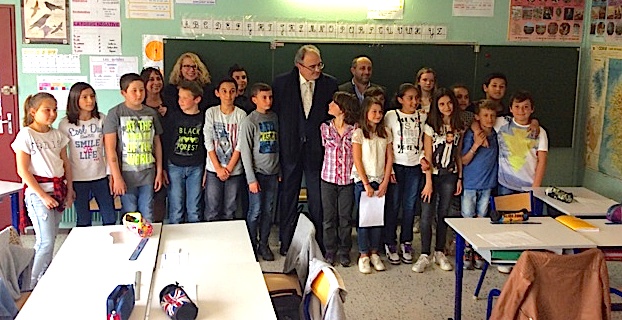 Le député Paul Giacobbi et le Maire Benoit Bruzi entourés par les élèves de CM2 de l'école d'Arena-Vescovato