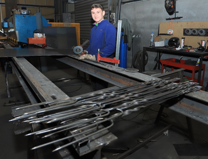 Philippe, son fils aîné, semble prêt pour prendre la relève des "Fiamone". Philippe, son fils aîné, semble prêt pour prendre la relève des "Fiamone".