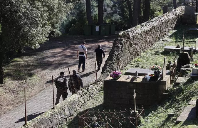 Les enquêteurs cherchent des indices près du cimetière de Véro (Corde-du-Sud) le 13 janvier 2026 au lendemain de l'assassinat d'Alain Orsoni lors des obsèques de sa mère AFP Pascal POCHARD-CASABIANCA