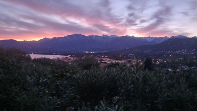 Lever de soleil sur la baie de Calvi (Bernard Lorriaux) Lever de soleil sur la baie de Calvi (Bernard Lorriaux)