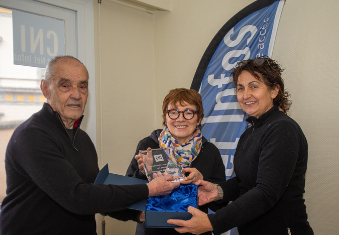 Notre directeur Charles Monti a remis à Stéphanie Simonpieri (droite) le trophée de Personnalité Corse de l'année 2025 en présence de Marie-Hélène Zuccarelli de La Marie-do