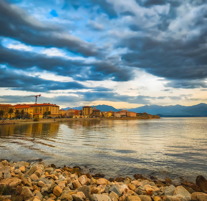 A màghjina - Aiacciu, trà mare è celu carcu di nuvuli