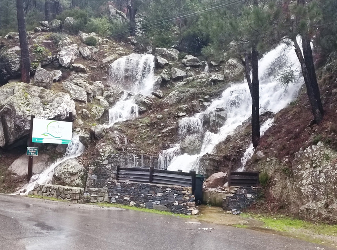 Dans la vallée de la Restonica de véritables ruisseaux se sont formés tout le long de la route.