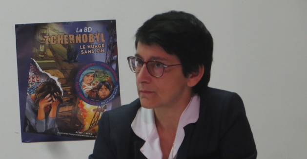 Fabienne Giovannini, conseillère exécutive. Sur le mur, l’affiche de la BD réalisée par l’AFMT avec le soutien du dessinateur MING, pour commémorer les 30 ans de Tchernobyl, en retraçant l’histoire de la catastrophe et ses conséquences sur la santé et sur l’environnement.