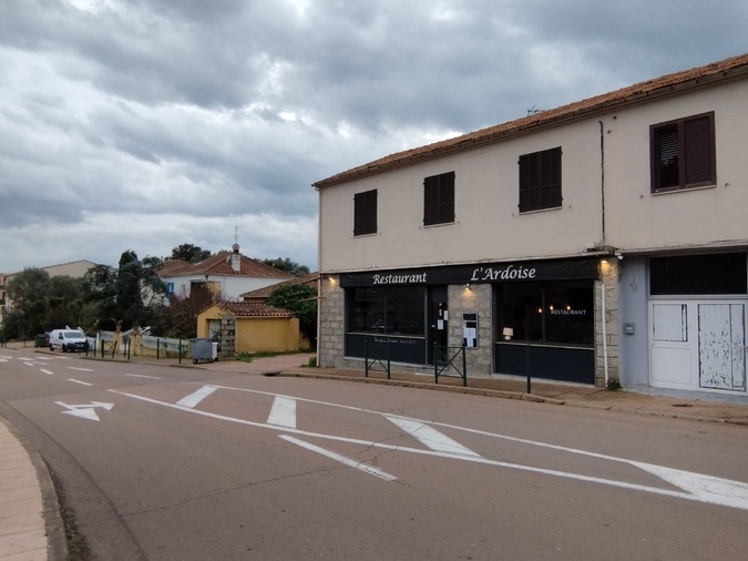 Le restaurant L'Ardoise est situé rue du Maréchal-Juin à Porto-Vecchio, hors des sentiers touristiques, ce qui lui permet de se positionner sur une clientèle à l'année.