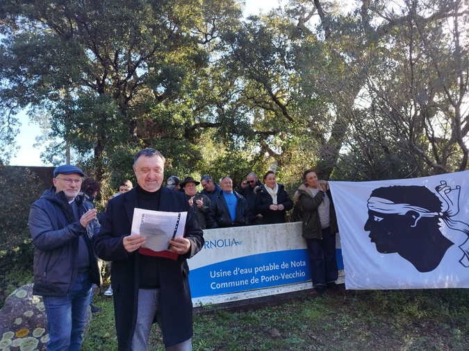 Olivier Sauli (au premier plan) énonce ses propositions pour améliorer la vie dans les hameaux à Portivechju.