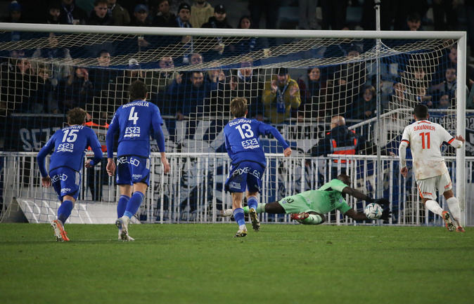 Johnny Placide détourne le penalty de Teji Savanier. Un arrêt de grande classe, sans lendemain pour le SC Bastia, battu 0-2.