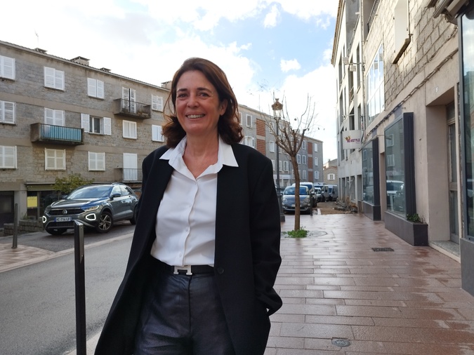 Vannina Luzi-Chiarelli, devant son futur local de campagne de la rue Jean-Jaurès à Porto-Vecchio.