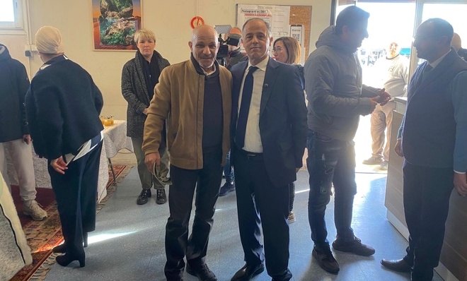 Mohamed Moutaoukel, Consul Général du Royaume du Maroc , à droite, avait convié une cinquantaine d'élèves du college de Biguglia et leurs professeurs à une visite du consulat.