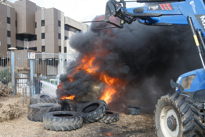 EN IMAGES - Une mobilisation agricole sous tension devant la préfecture à Bastia