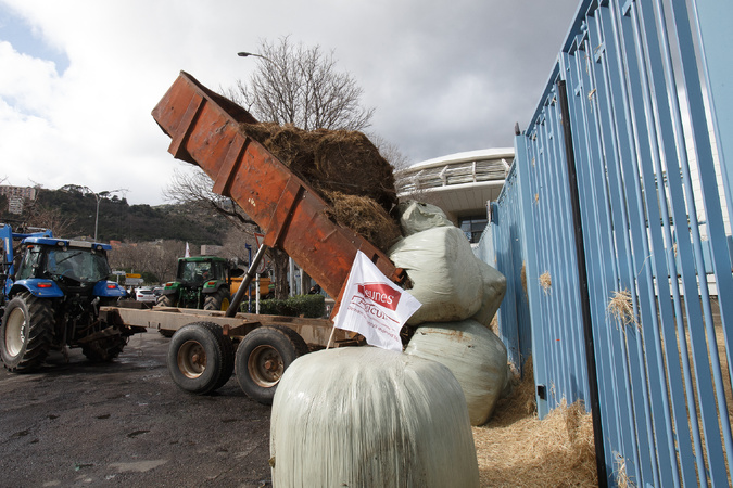 EN IMAGES - Une mobilisation agricole sous tension devant la préfecture à Bastia