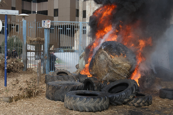 EN IMAGES - Une mobilisation agricole sous tension devant la préfecture à Bastia EN IMAGES - Une mobilisation agricole sous tension devant la préfecture à Bastia