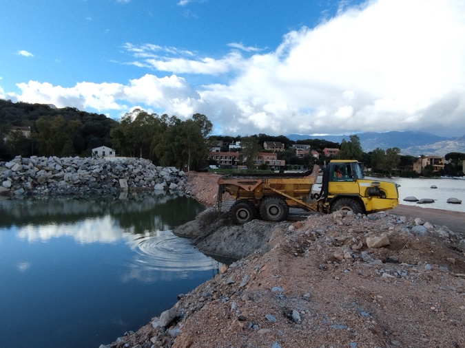 Les remblais de l'ancienne digue nord servent à la construction d'un nouveau terre-plein en lieu et place de la mer.
