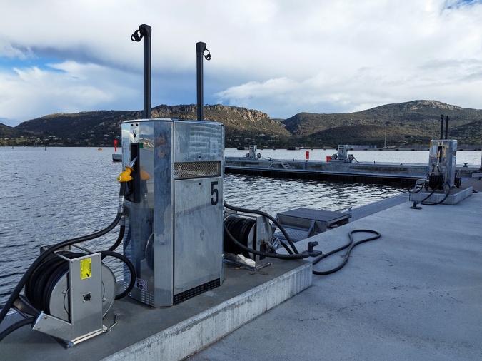 La station d'avitaillement dispose de douze pompes. Elle est en service depuis cet été. Un bâtiment doit suivre en base arrière.