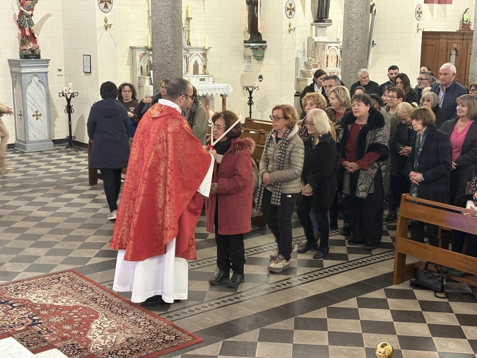 Tradition respectée à ND de Lourdes ce mardi 3 février : La bénédiction des gorges. Tradition respectée à ND de Lourdes ce mardi 3 février : La bénédiction des gorges.