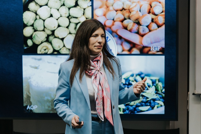Saveria Salge lors de la soutenance à Paris Saveria Salge lors de la soutenance à Paris