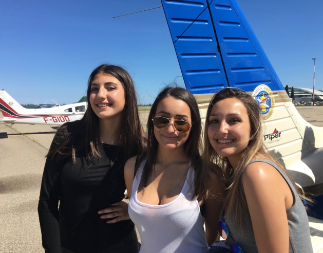 Grand sourire pour Aryana, Inès et Sonia, collégiennes de troisième. Grand sourire pour Aryana, Inès et Sonia, collégiennes de troisième.