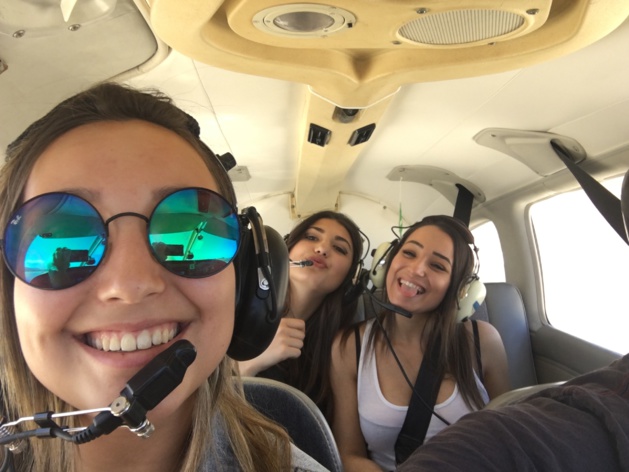 Sourire et bonne humeur au cours de ces trente minutes de vol. Sourire et bonne humeur au cours de ces trente minutes de vol.