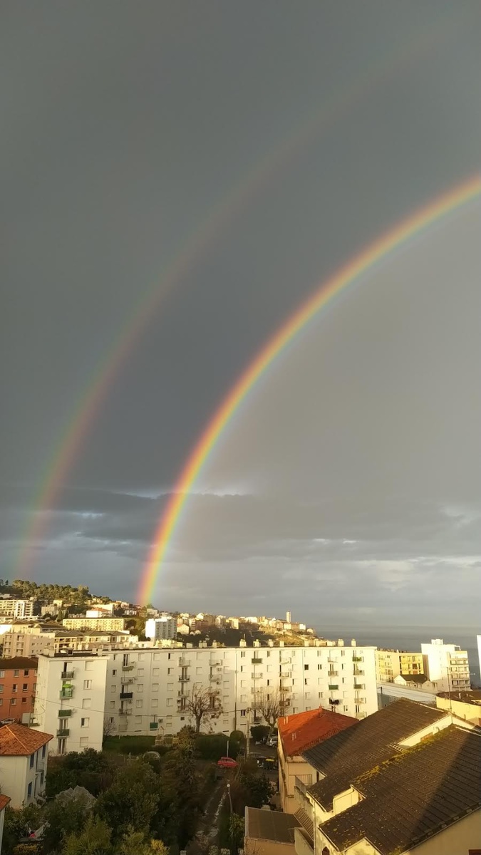 A màghjina - Doppiu arcubalenu : luce è speranza dopu à a timpesta
