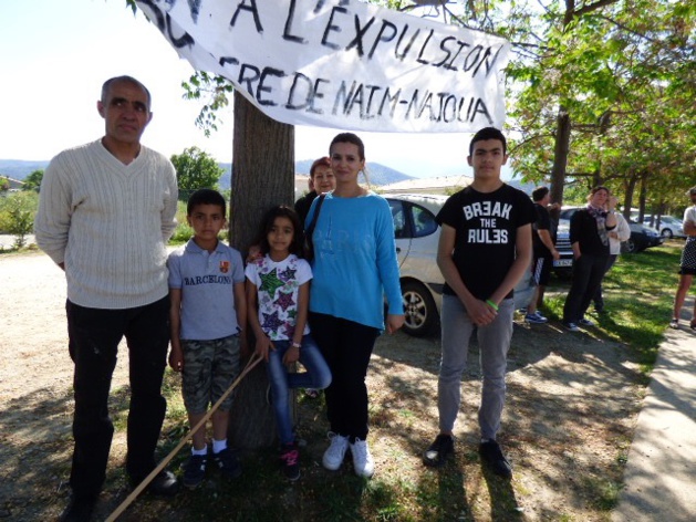 Mustafa et son épouse Nadjette, et leurs trois enfants Mohamed, Naïm et Najoua. Mustafa et son épouse Nadjette, et leurs trois enfants Mohamed, Naïm et Najoua.