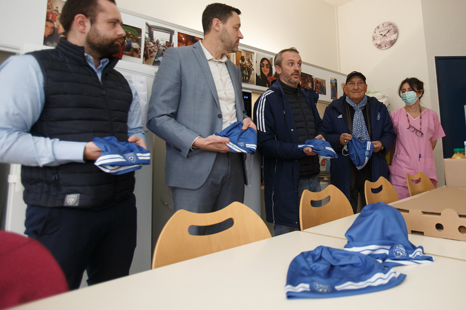 Le Sporting Club de Bastia offre des bonnets oncologiques aux patients du centre hospitalier
