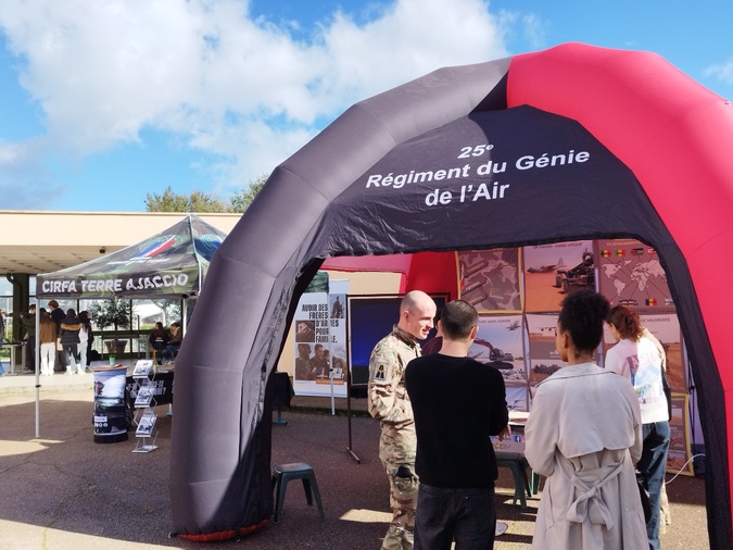 Durant trois heures, les lycéens ont pu échanger avec différents corps d'armées sur les différents débouchés.