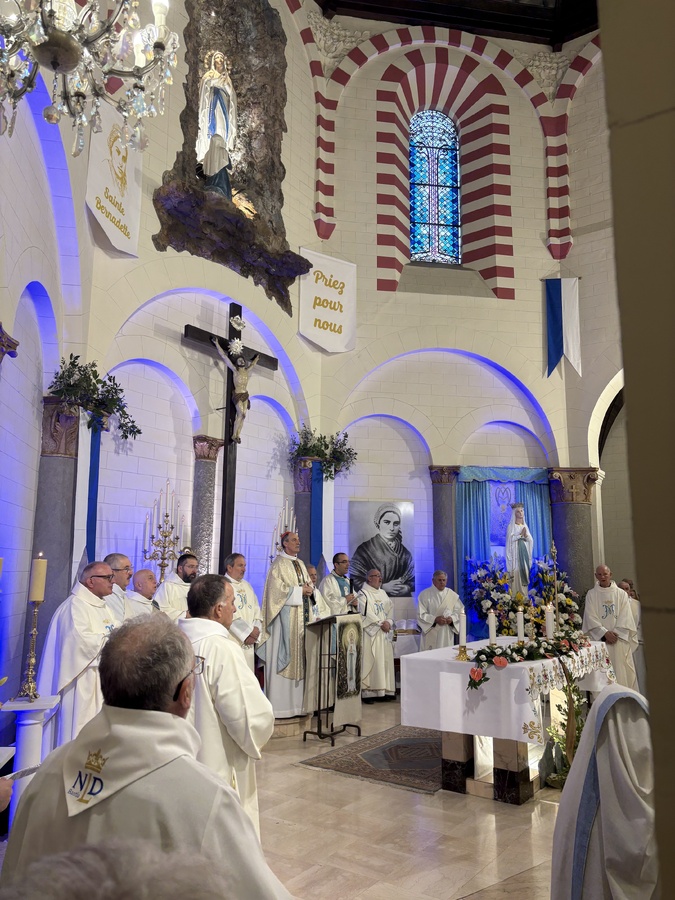 Le Cardinal François Bustillo, évêque d'Ajaccio, a célébré la messe entouré du curé de la paroisse, le père Georges Nicoli, les prêtres du doyénné de Bastia, les diacres, les confrères..