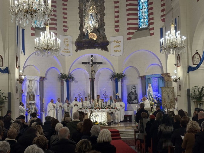 Beaucoup de ferveur dans l'église comble. Beaucoup de ferveur dans l'église comble.