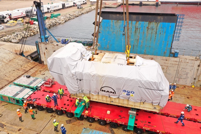 Les 8 moteurs de la future centrale du Ricanto sont arrivés par bateau à Ajaccio il y a quelques jours. Leur transport vers le site fera l'objet de 8 convois exceptionnels (Photo : EDF PEI)