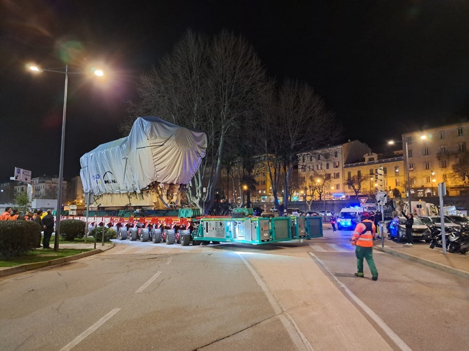 Le premier convoi transportant l'un des moteurs de la future centrale est parti du port d'Ajaccio ce mercredi soir