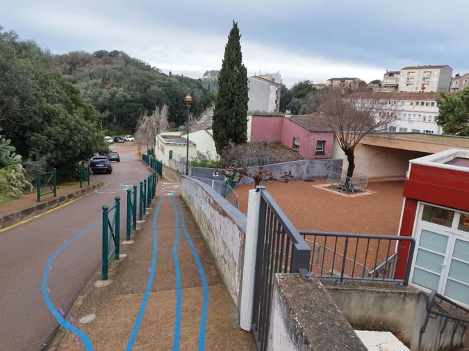 La crainte soulevée est que les enfants, apercevant ces lignes de toutes les couleurs, prennent cela comme un jeu et échappent à la vigilance de leurs parents.