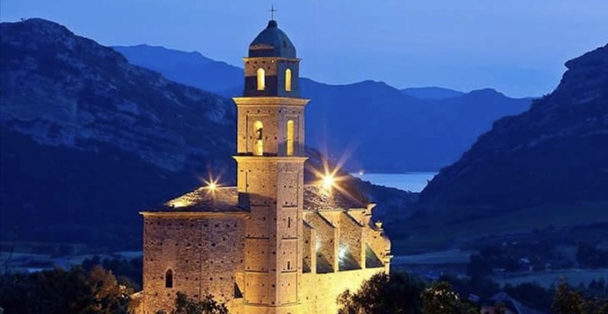 L'église San Martinu, coeur du village et du vignoble de Patrimoniu. Photo Christian Andreani. L'église San Martinu, coeur du village et du vignoble de Patrimoniu. Photo Christian Andreani.