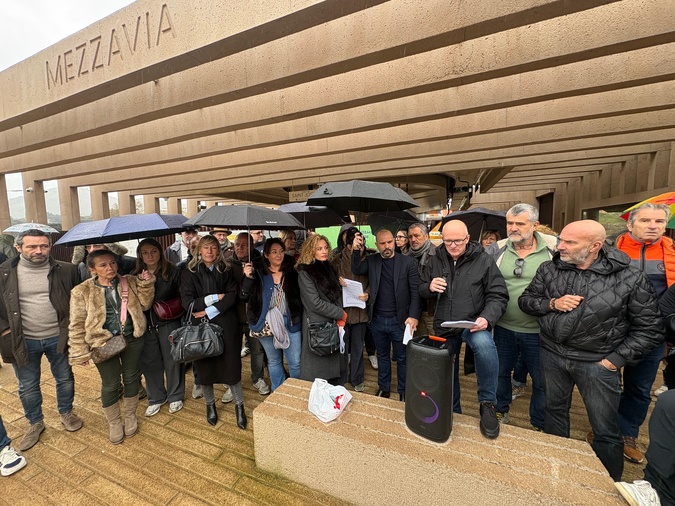 Une trentaine de militants de la démarche « d’Aiacciu Vivu », emmenée par Jean-Paul Carrolaggi, se sont réunis, ce mercredi midi, devant la gare de Mezzavia du téléporté Angelo pour dénoncer « une gabegie financière »