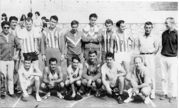 René Vignocchi (accroupis 2e à partir de la gauche) était aussi un sportif accompli