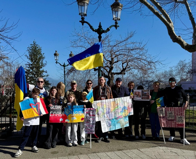 À Bastia, un rassemblement a également eu lieu sur la place Saint Nicolas dimanche dernier, afin de commémorer le 4ème anniversaire de l'offensive russe sur l'Ukraine À Bastia, un rassemblement a également eu lieu sur la place Saint Nicolas dimanche dernier, afin de commémorer le 4ème anniversaire de l'offensive russe sur l'Ukraine