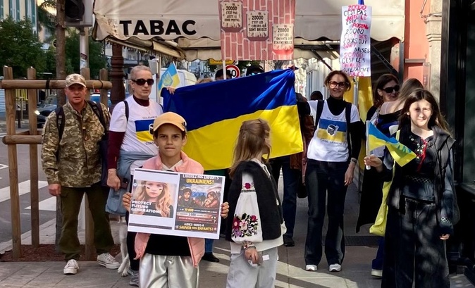 Dimanche dernier, à Ajaccio, une marche était organisée entre la place Abbatucci à la mairie, suivie d’une minute de silence, afin de marquer les 4 ans de guerre en Ukraine (Photo via Nataliya Khobta-Santoni).