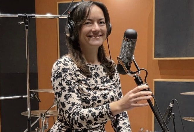 Joëlle Anne lors de l'enregistrement à Atom Studio