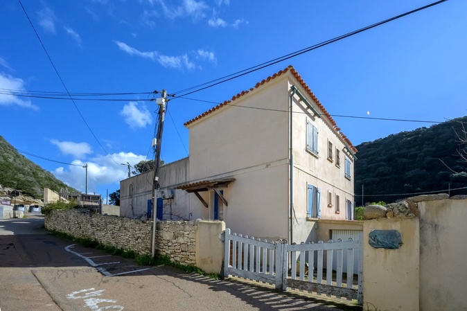 La maison a été construite en 1986 en bas de Bonifacio, au lieu-dit Orenaggio. PHOTO AGORASTORE La maison a été construite en 1986 en bas de Bonifacio, au lieu-dit Orenaggio. PHOTO AGORASTORE