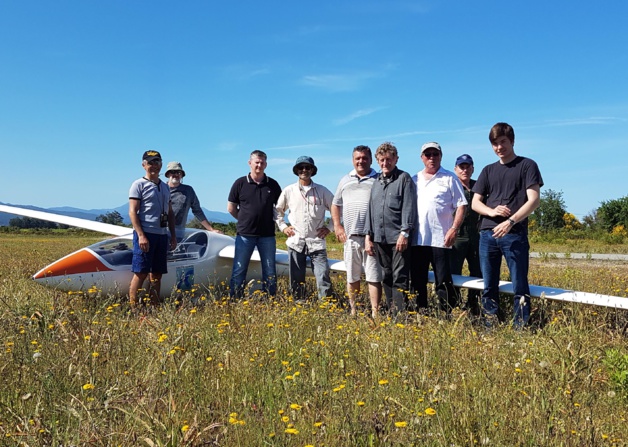 Joseph Pistolozzi (au centre , polo rayé) nouveau président du Vol à voile. Joseph Pistolozzi (au centre , polo rayé) nouveau président du Vol à voile.
