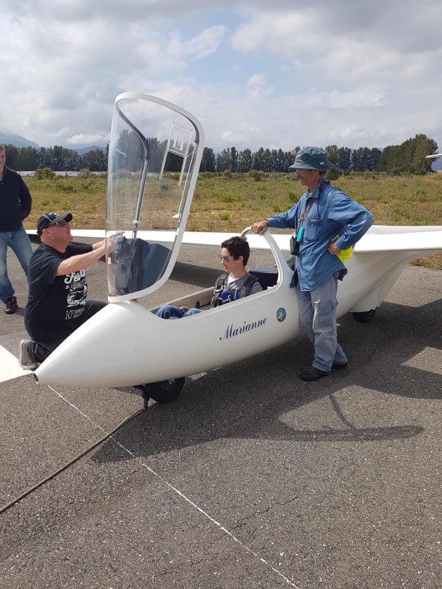 Son instructeur Philippe Legendre (à droite) donne les dernières consignes avant l'envol. Son instructeur Philippe Legendre (à droite) donne les dernières consignes avant l'envol.