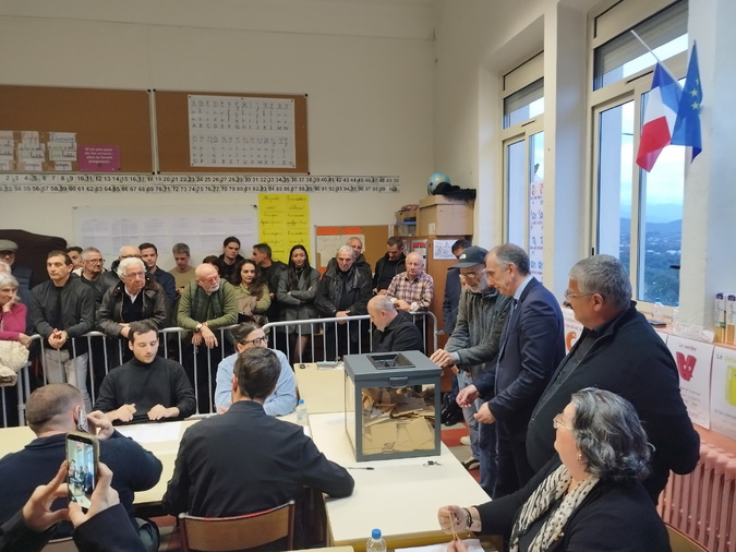 À Porto-Vecchio, beaucoup de monde présent pour le dépouillement (Photo : Julien Castelli) À Porto-Vecchio, beaucoup de monde présent pour le dépouillement (Photo : Julien Castelli)
