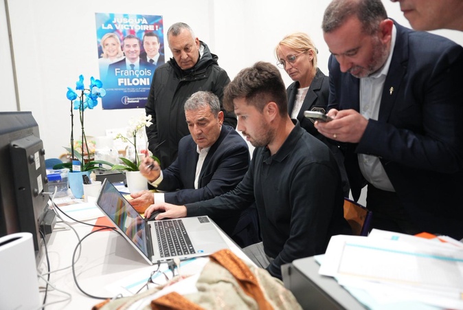 François Filoni attend les résultats au sein de sa permanence de la rue du Dr Dell Pellegrino (Photo : Paule Santoni)