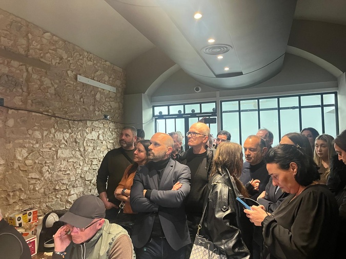 Jean-Paul Carrolaggi et ses co-listiers d'Aiacciu Vivu scrutent attentivement les premières tendances ce dimanche soir (Photo : Jeanne Soury)