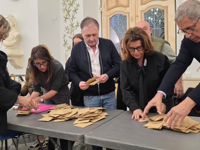 Municipales à Bastia : il est 18 heures , le scrutin est clos, le dépouillement débute