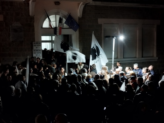 Suite à la proclamation des résultats, une foule est venue acclamer Jean-Christophe Angelini. Suite à la proclamation des résultats, une foule est venue acclamer Jean-Christophe Angelini.