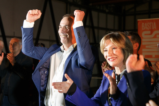 Gilles Simeoni, leader de Femu a Corsica, et Hélène Beretti, militante de Core in Fronte, unis à Bastia. (Photo Gérard Baldocchi)