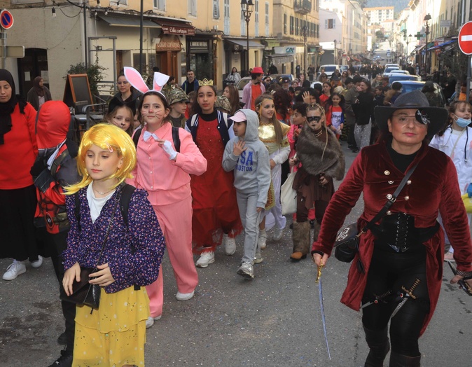 Corte : La parade carnavalesque des écoliers ! Corte : La parade carnavalesque des écoliers !